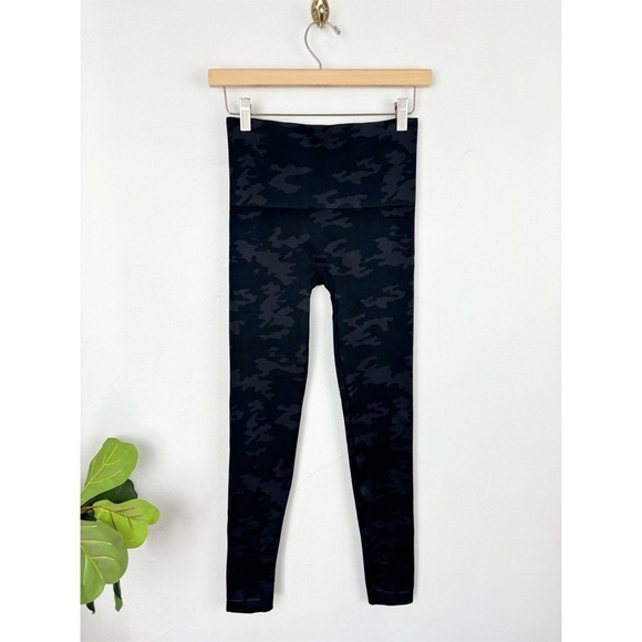 NWT SPANX Look At Me Now Black Camo Leggings Sz M - Picture 5 of 9